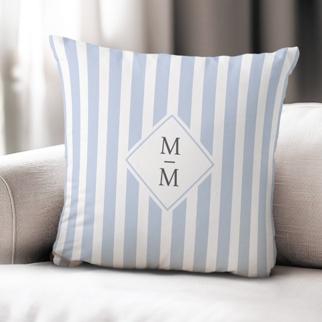 Monogram initialer dammig, ljusblå rand kudde (Monogram initials dusty light blue white stripes throw pillow)