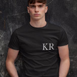 Monogram Initialer | Modern Black Elegant T-Shirt<br><div class="desc">Enkelt,  snyggt anpassningsbar initialt brev monogram manar-skjorta i modern minimalistisk typografi i svartvitt. En anpassningsbar i perfekt eller mode-tillbehör med personlig beröring!</div>