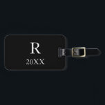 Monogram Initialer Year Template Black & White, Co Bagagebricka<br><div class="desc">Monogrammade inledande mallar och årsmallar samt personlig information som namn,  adress,  mobilare nummer och e-post som du kan redigera. Designad med elegant och enkel svart och vit bakgrund kan du ändra båda färgerna om du vill. Gör en coola personlig till vem som helst.</div>