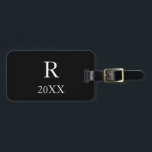 Monogram Initialer Year Template Black & White, Co Bagagebricka<br><div class="desc">Monogrammade inledande mallar och årsmallar samt personlig information som namn,  adress,  mobilare nummer och e-post som du kan redigera. Designad med elegant och enkel svart och vit bakgrund kan du ändra båda färgerna om du vill. Gör en coola personlig till vem som helst.</div>