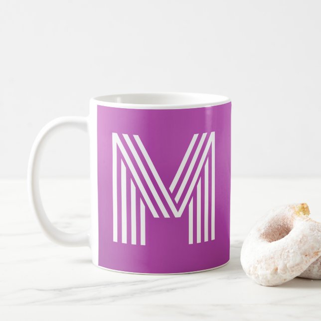 Monogram inledande, fetstil, lila och vit kaffemugg (Med munk)