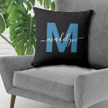 Monogram inledande Namn-skript, blå Kudde<br><div class="desc">Enkel Personlig Monogram Initial Namn Script Blue Dekorativ kudde Home Decor Inredingsdesign. Chicens monogramkudde blandar modern minimalistisk stil med en aning sofistikering, skapar den perfekten accent biet. Med ett fet blått inledningssteg över en slimmad svart bakgrund och ett elegant vitt skript namn är det en ny kombination av klassisk och...</div>