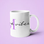 Monogram inledande positiva vibes i Snyggt, Kaffemugg<br><div class="desc">Moderna "positiva vibes" och inledande lila monogram visas på detta klassiska kaffe på 11 oz mugg. Ändra enkelt text och gör den till din egen med hjälp av mallen. Större kapacitet för hett- eller kall-drycker. Finns i kapacitet 11 oz och 15 oz. Se "Om den här produkten" på sidan för...</div>