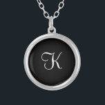 Monogram inledande svartvit minimalistisk gåva til silverpläterat halsband<br><div class="desc">Monogram detta minimalistiska svarta och vita silver-halsband som en gåva till henne. Underbar för födelsedagspresent,  gåvor till brudar,  bröllopsfester.</div>
