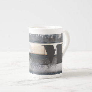 Monogram Jord och rök I Benporslin Mugg