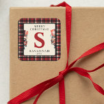 Monogram jul Nutcracker Gift Fyrkantigt Klistermärke<br><div class="desc">Lägg till en personlig beröring till din ge gåva i julklapp. Upptäck våra unika monogramklistermärken, förankrade med en festlig bakgrund och en söt nötterarsoldat. Anpassa sökarna med ditt barns initiala, namn, en speciell jul hälsning och året. Det handlar inte bara om presenten, utan om hur du presenterar den. Öka presenter...</div>