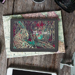 Monogram Jungle Cat<br><div class="desc">Få redot att rotera med den här häpnadsväckande personligen jaguar wallet.</div>