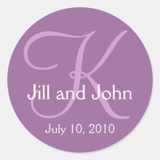 Monogram K Bröllop Bride Groom Date Lila Sticker Runt Klistermärke