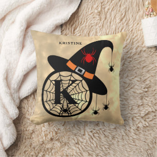 Monogram K Halloween Himlar Witch Spiders Namn Kudde