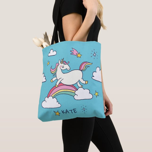 Monogram. Kawaii Cute Doodle Rainbow Unicorn Tygkasse (Närbild)