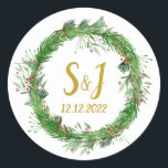 Monogram | Kuvertförsegling för Winter Greenery Br Runt Klistermärke<br><div class="desc">Monogramutandning med vinter-grön och bär idealisk för vinter-bröllopet. Matchar stationär tillgänglig. Det här är ett redo för mall där du kan lägga till bröllop-information till.</div>