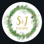 Monogram | Kuvertförsegling för Winter Greenery Br Runt Klistermärke<br><div class="desc">Monogramutandning med vinter-grön och bär idealisk för vinter-bröllopet. Matchar stationär tillgänglig. Det här är ett redo för mall där du kan lägga till bröllop-information till.</div>