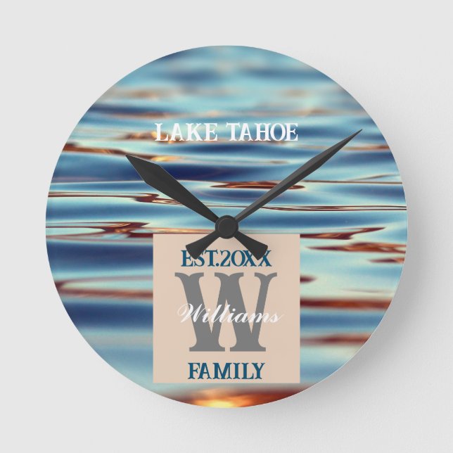 Monogram Lake Water Familj  Rund Klocka (Framsida)