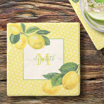 Monogram, land citron, vattenfärgspolka punkt stenunderlägg<br><div class="desc">Slappna av med din favoritdryck och skydda dina möbler med denna vackra, chic, enkla, moderna, anpassningsbar monogram namn-sten som underlägg. Färsk, rustik, land vattenfärgscitroner och grönt löv, tillsammans med handskrivet skript för gräs grönt, täcker över vitt polka dots mot ljusbakgrund för gulten. Anpassa med ditt namn och ditt monogram först....</div>