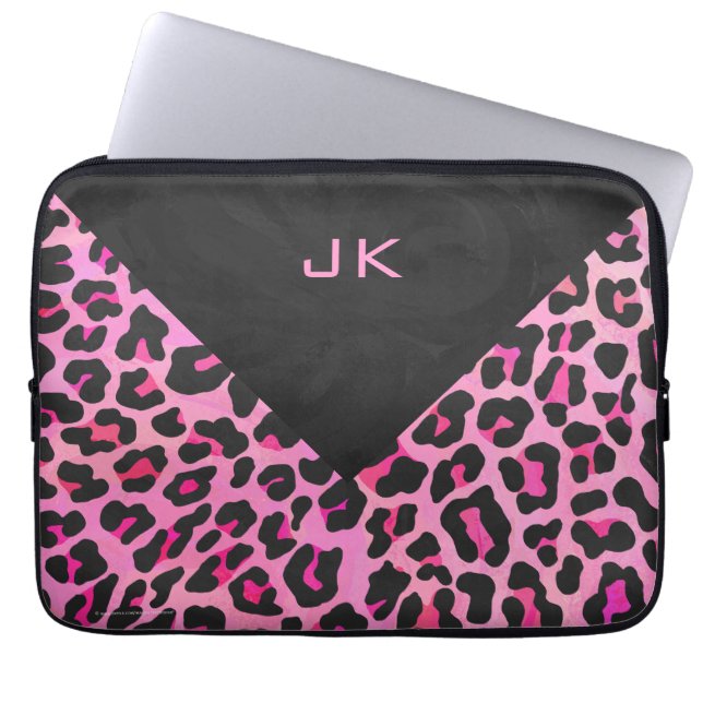 Monogram Leopard Black and Shock rosa Print Laptop Sleeve (Framsidan)