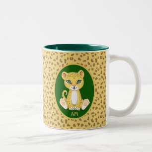 Monogram & Leopard på grönbrun och gyllenbeige Två-Tonad Mugg