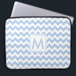 Monogram Light Blue White Chevron Rand Mönster Laptop Fodral<br><div class="desc">Skydda din bärbara dator med en neoprenisk sleeve i roligten som innehåller omväxlande rader av ljusblått och vitt chevron rand i ett mönster med hårgeometri med anpassningsbar monogram i en vit kvadrat i mitten. Anpassa den med början i sidlisten. Andra storlekar för laptop sleeve finns också tillgängliga. Om du vill...</div>