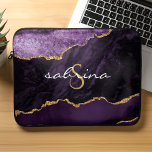 Monogram Lila Guld Agate Geode Laptop Fodral<br><div class="desc">Den här chicen har en vattenfärgsbild av lila agate trimmad med faux guld glitter. Anpassa den med ditt första monogram i dekorativt typsnitt i guld färgad och ditt namn i ett vitt handskriftsskript.</div>