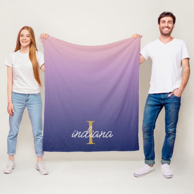 Monogram Lila Ombre Snyggt Script Namn Fleecefilt (På plats)