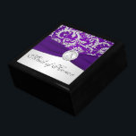 Monogram Lila, Silver Damask MOH Trinket Box Smyckeskrin<br><div class="desc">Den här stora storleka anpassadet lila och silver-dammmönstret Maid of honor smyckeskrin med ett FAUX-band och en smyckad brosch har en plats där du kan anpassa dig med monogrammet för Maid of honor eller annan bröllopsfest som följer. Om du har någon begäran om ändringar eller behöver hjälp med att anpassa...</div>
