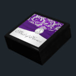 Monogram Lila, Silver Damask MOH Trinket Box Smyckeskrin<br><div class="desc">Den här stora storleka anpassadet lila och silver-dammmönstret Maid of honor smyckeskrin med ett FAUX-band och en smyckad brosch har en plats där du kan anpassa dig med monogrammet för Maid of honor eller annan bröllopsfest som följer. Om du har någon begäran om ändringar eller behöver hjälp med att anpassa...</div>