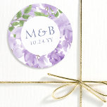 Monogram Lila Watercolor Wisteria Blommigt Bröllop Runt Klistermärke<br><div class="desc">Monogram Lila Watercolor Wisteria Blommigt Wedding Stickers har elegant vattenfärgsblommor i mjuk lavender och lila med grönt löv på vit bakgrund med ditt monogram och bröllop datum nedan. Designad för dig av Evco Studio www.zazzle.com/store/evcostudio</div>