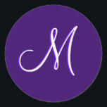 Monogram M-bröllopsinbjudan Lila Seal Runt Klistermärke<br><div class="desc">Monogram "M"-märke. Anpassade</div>