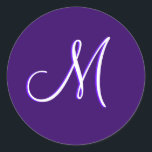 Monogram M-bröllopsinbjudan Lila Seal Runt Klistermärke<br><div class="desc">Monogram "M"-märke. Anpassade</div>