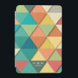Monogram med färgstarka pastellgeometriska triangl iPad mini skydd<br><div class="desc">Modern färgstark geometrisk mönster med texturerade utseende trianglar. Anpassa med ditt första.</div>