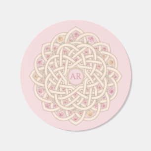 Monogram med sammanflätad knut och rosor i rosaröd runt klistermärke