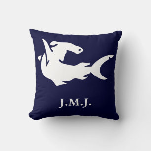 Monogram med vit haj på marinblått kudde