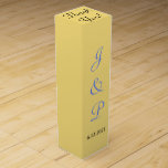 Monogram Mellow Gult Bröllop Vin Box Presentask För Vinflaska<br><div class="desc">Söt mellow gult med fast bakgrund bröllop vin-favoritboxar för dina gäster. Använda för vin eller champagne flaskor som har stuckits i eller för årsdagar eller andra särskilda tillfällen. Anpassa med Bride och Groom's Monogrammed Initialer och Bröllop Date i blått och svart text. Tacken skrivs överst. Besök min butik för att...</div>