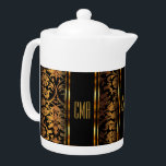 Monogram Metallic Guld och Black Damask<br><div class="desc">Tekanna. Med ett vackert Monogram Metallic Guld och Black Damask-mönster. En charmerande accent att lägga till i ditt hem eller i ge för en gåva till husuppvärmningen. 📌 Om du behöver anpassa ytterligare klickar du på knappen "Klicka för att anpassa ytterligare" eller "Anpassa eller redigera design" och användor verktyg för...</div>