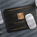 Monogram, modern elegant, skript namn guld svart<br><div class="desc">Luxury exklusiv tittar personlig i monogrammerad snyggt i munspad med en faux guld metallic glitter square och linjer över en snyggt med svart läderbakgrund i klass.          Anpassa den med texten,  ditt namn och initialer i monogrammet.</div>