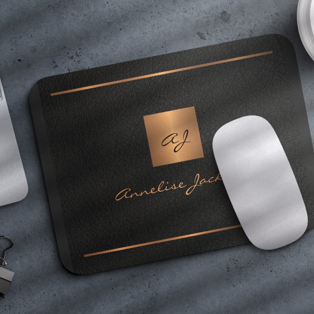 Monogram, modern elegant, skript namn guld svart musmatta (Skapare uppladdad)