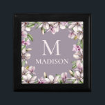 Monogram Monogrammed Magnolia Blommigt Personlig Minnesask<br><div class="desc">Den här snyggten har personligen namn och ett monogram omgivet av ram av magnoliska blommor. Personlig genom att redigera texten i textrutorna ger #presenting #presentingförnödenheter #presentbox #magnolia #blommigt #gifts #monogrammed #personalizedgifts</div>