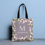 Monogram Monogrammed Magnolia Blommigt Personlig Tygkasse<br><div class="desc">Den här snyggten har personligen namn och ett monogram omgivet av ram av magnoliska blommor. Personlig genom att redigera texten i textrutorna som tillhandahålls #tote #påsar #totebag #accessoarer #magnolia #blommigt #gifts #monogrammed #personalizedgifts</div>