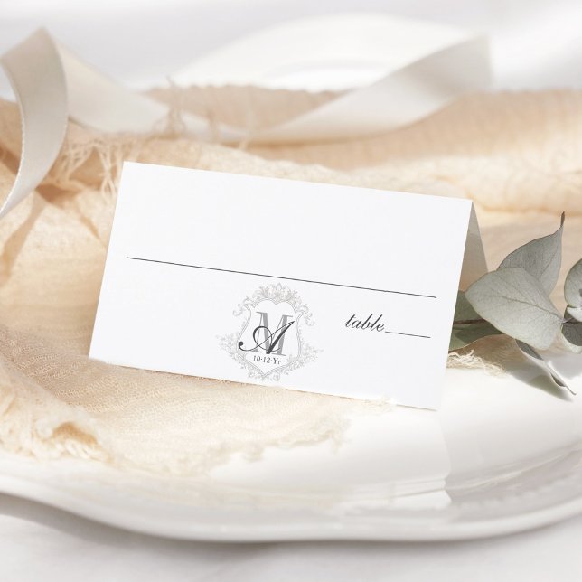Monogram-monokortkort för Vapensköld med Bröllop-v Placeringskort (Simple elegant modern classic black and white script vintage monogram crest wedding table place card)