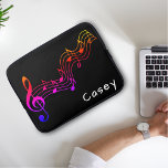 Monogram Music Colorful Black Simple Laptop Fodral<br><div class="desc">Färglöst musik noter på svart bakgrund med ett vitt monogram första namn.</div>