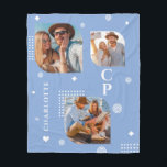 Monogram Namn 3 Photo Collage Trendig Modern Fleecefilt<br><div class="desc">Monogram Namn 3 Photo Collage Trendig Modern Fleece Blanket har en fotokollage av tre av dina favoritfoton med personlig namn och ett monogram i elegant, vitt skript på blå bakgrund. Anpassa genom att redigera texten i de angivna textrutorna. Perfekt för födelsedag, jul, Mors dag, Fars dag, syster, kusiner, bästa vänner...</div>