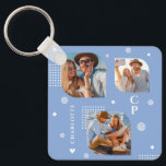 Monogram Namn 3 Photo Collage Trendig Nyckelring<br><div class="desc">Monogram Namn 3 Photo Collage Trendig Modern Keychain har en fotokollage av tre av dina favoritfoton med personlig namn och ett monogram i elegant-vita skript på blå bakgrund. Anpassa genom att redigera texten i de angivna textrutorna. Perfekt för födelsedag, jul, Mors dag, Fars dag, syster, kusiner, bästa vänner och mycket...</div>