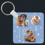 Monogram Namn 3 Photo Collage Trendig Nyckelring<br><div class="desc">Monogram Namn 3 Photo Collage Trendig Modern Keychain har en fotokollage av tre av dina favoritfoton med personlig namn och ett monogram i elegant-vita skript på blå bakgrund. Anpassa genom att redigera texten i de angivna textrutorna. Perfekt för födelsedag, jul, Mors dag, Fars dag, syster, kusiner, bästa vänner och mycket...</div>