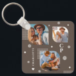 Monogram Namn 3 Photo Collage Trendig Nyckelring<br><div class="desc">Monogram Namn 3 Photo Collage Trendig Modern Keychain har en fotokollage av tre av dina favoritfoton med personlig namn och ett monogram i elegant-vita skript på bruna bakgrunder. Anpassa genom att redigera texten i textrutorna. Perfekt för födelsedag, jul, Mors dag, Fars dag, syster, kusiner, bästa vänner och mycket annat. PHOTO...</div>