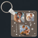 Monogram Namn 3 Photo Collage Trendig Nyckelring<br><div class="desc">Monogram Namn 3 Photo Collage Trendig Modern Keychain har en fotokollage av tre av dina favoritfoton med personlig namn och ett monogram i elegant-vita skript på bruna bakgrunder. Anpassa genom att redigera texten i textrutorna. Perfekt för födelsedag, jul, Mors dag, Fars dag, syster, kusiner, bästa vänner och mycket annat. PHOTO...</div>