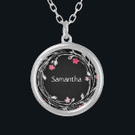 Monogram Namn Black White Rosa Red Blommigt Utandn Silverpläterat Halsband<br><div class="desc">Personlig Monogrammed Black,  White,  Rosa Red Blommigt Wand Silver Plated Necklace. Underbar gåva till brudtärna eller till vilken kvinna som helst.</div>