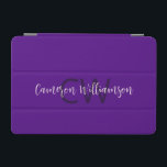 Monogram Namn Chic Solid Indigo Lila iPad Mini Skydd<br><div class="desc">Monogram Namn Chic Solid Indigo Lila iPad mini Cover ingår i samlingen "Rand and Flowers: Bath, Beach, Yoga, Travel". Initialer och namn i ett skript av elegant dekorerar höljet. Anpassa ditt namn och initialer för att göra det till ditt. Varje objekt i samlingen gör också en fantastisk gåva som handlar...</div>