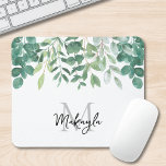 Monogram Namn Grönt Foliage Musmatta<br><div class="desc">Denna botaniska musknapp dekoreras med vattenfärgen eucalyptus och annan bladfärg i gröntens nyanser. Anpassade enkelt med ditt namn eller monogram. Ursprunglig vattenfärg © Michele Davies.</div>