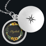 Monogram Namn Initialer Solblommor Blommigt Black Berlockhalsband<br><div class="desc">Monogram den här vackra solblomman på svart halsband. Underbara gåvor till dina brudtärnor och brudens sida.</div>