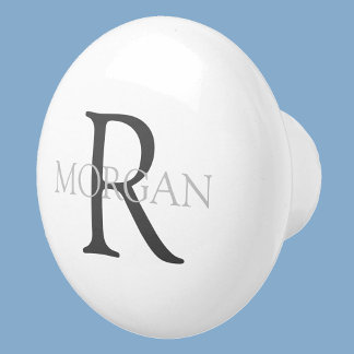 Monogram & namn, klassiskt vitt med grå text knopp