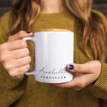 Monogram Namn | Modern minimalistisk Snyggt Kaffemugg<br><div class="desc">En enkel anpassningsbar i monogram med ett modernt,  minimalistiskt handskrivet manustypografi parat med en blocktypografi i svart på vit bakgrund. Monogrammet namn kan lätt vara personlig för att göra en så unik design som du är! En personlig gåva eller medhjälp till tillfälle!</div>